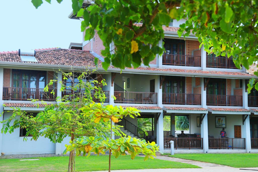 Serein Beach Hotel Tangalle Extérieur photo